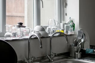 Recomiendan no colocar platos y vasos boca abajo tras lavarlos