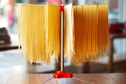 El secador de fideos recién cortados es otro producto estrella de Pastalinda.