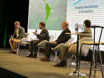 El secretario de Agricultura, Ganadería y Pesca, Sergio Iraeta, el director del Banco Central de la República Argentina (BCRA), Federico Furiase, el director del BICE, Felipe Núñez´; el jefe de asesores de la Subsecretaría del mismo Iraeta, Manuel Chiappe