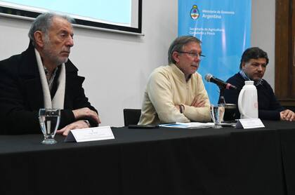 El secretario de Agricultura, Juan José Bahillo, estuvo acompañado por el secretario de Planificación del Desarrollo y la Competitividad Federal, Jorge Neme, y; por el jefe de Gabinete de la SAGyP, Juan Manuel Fernández Arocena