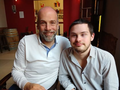 El secretario de ASDRA Alejandro Cytrynbaum junto a su hijo Martín