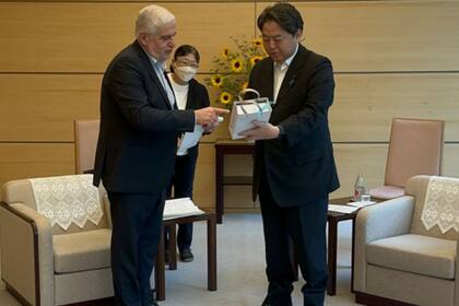 El secretario de Bioeconomía, Fernando Vilella, con Yoshimasa Hayashi, jefe de Gabinete del Gobierno de Japón