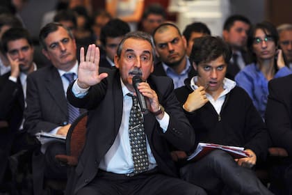 El secretario de Comercio Interior, Guillermo Moreno, y el viceministro de Economía, Axel Kicillof, en una asamblea de accionistas del Grupo Clarín (25 de abril de 2013)