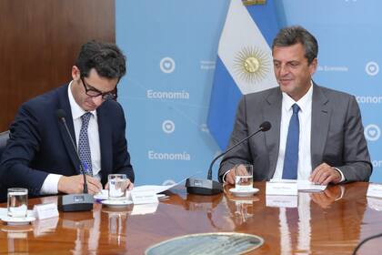 El secretario de Comercio, Matias Tombolini, y el ministro de Economía, Sergio Massa, impulsan acuerdos de precios con diferentes sectores