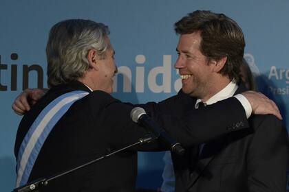 El secretario de Comunicación y Prensa de Argentina, Juan Pablo Biondi (d), abraza al presidente Alberto Fernández luego de prestar juramento en la Casa Rosada de Buenos Aires el 10 de diciembre de 2019