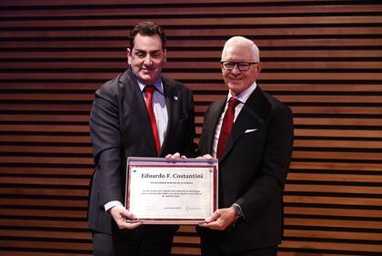 El secretario de Cultura le hace entrega a Costantini del diploma con una de las mayores distinciones de la Cultura nacional