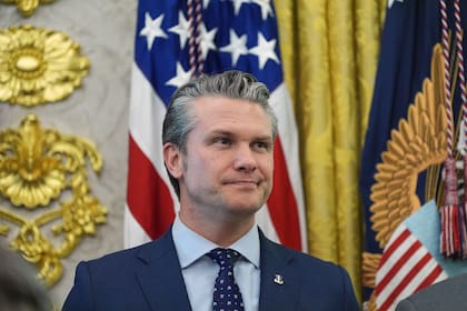 El secretario de Defensa de EEUU, Pete Hegseth, escucha al presidente Donald Trump mientras este habla en el Despacho Oval de la Casa Blanca