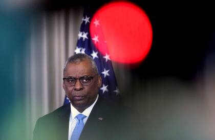 El Secretario de Defensa de Estados Unidos, Lloyd Austin, se dirige a los medios de comunicación durante una rueda de prensa tras la reunión del Grupo Consultivo de Seguridad de Ucrania en la Base Aérea de Ramstein, Alemania, el martes 26 de abril de 2022.