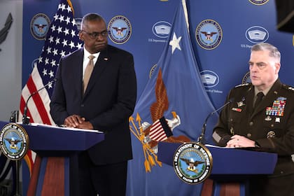  El secretario de Defensa de Estados Unidos, Lloyd Austin (izquierda), escucha al jefe del Estado Mayor Conjunto, el general del Ejército Mark Milley, durante una rueda de prensa en el Pentágono el 15 de marzo de 2023 en Arlington, Virginia.