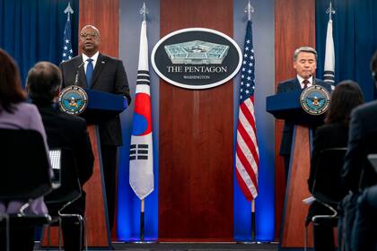 El secretario de Defensa de Estados Unidos, Lloyd Austin, y el ministro de Defensa Nacional de Corea del Sur, Lee Jong-sup, participan en una conferencia de prensa conjunta en el Pentágono, en Washington, el jueves 3 de noviembre de 2022. (AP Foto/Andrew Harnik)
