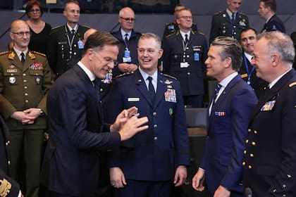 El secretario de Defensa de Estados Unidos, Pete Hegseth, habla con el secretario general de la OTAN, Mark Rutte, en Bruselas, el 15 de octubre de 2025