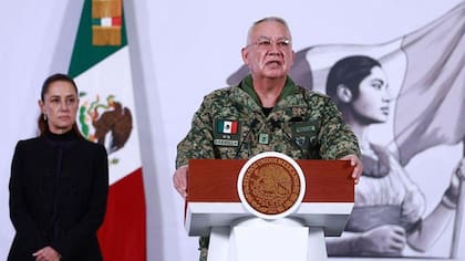 El secretario de Defensa de México, Ricardo Trevilla, junto a la presidenta Claudia Sheinbaum