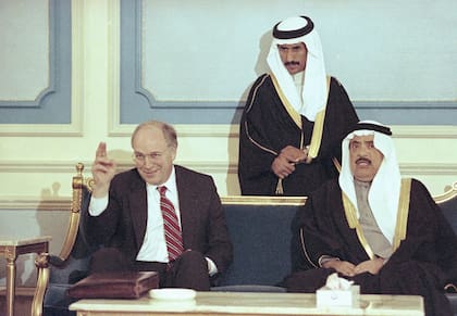 El secretario de Defensa Dick Cheney saluda durante una recepción en una base aérea en Riad, Arabia Saudita central, el 8 de febrero de 1991.