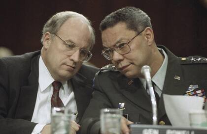 El secretario de Defensa Dick Cheney y el jefe del Estado Mayor Conjunto, general Colin Powell, el jueves 21 de febrero de 1991, en el Capitolio, en Washington