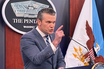 El secretario de Defensa estadounidense Pete Hegseth habla con los periodistas en una rueda de prensa en el Pentágono, en Washington, el jueves 16 de abril de 2026. (Foto AP/Kevin Wolf)