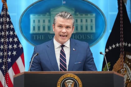 El secretario de Defensa, Pete Hegseth, habla con los periodistas durante una conferencia de prensa con el presidente Donald Trump en la Sala de Prensa James Brady de la Casa Blanca
