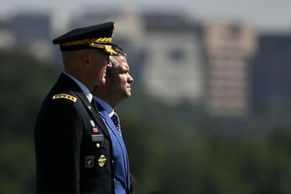 El secretario de Defensa, Pete Hegseth, junto al general Randy George durante una ceremonia en Washington (Archivo)