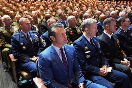 El secretario de Defensa Pete Hegseth sentado junto al jefe del Estado Mayor Conjunto, general de la Fuerza Aérea Dan Caine (tercero desde la derecha), y altos mandos militares estadounidenses