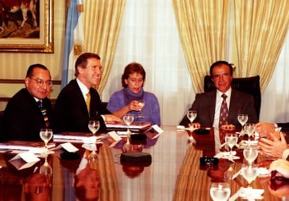 El Secretario de Defensa William S. Cohen junto al el encargado de Negocios Manuel Rocha (izquierda), en una reunión con Carlos Saúl Menem en Buenos Aires, el 23 de mayo de 1998