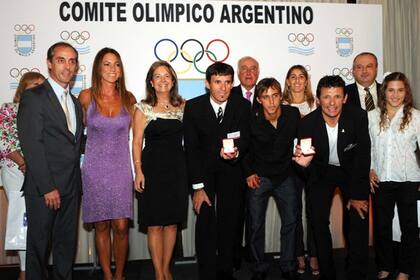 El Secretario de Deportes, Claudio Morresi; Aicega; la presidenta del COA, Alicia Masoni de Morea; Pérez y Curuchet; Buonanotte; Maripi Hernández y Paula Paretto