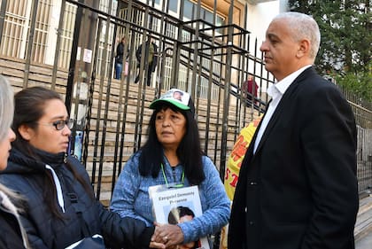 El Secretario de Derechos Humanos de la Nación, Horacio Pietragalla, y la madre de Kiki Lescano, Angélica Urquiza, acompañaron el comienzo del juicio de la Masacre de Monte