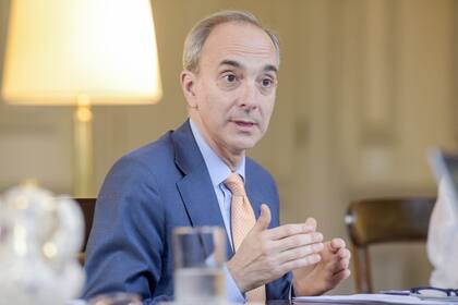 el secretario de Educación, Carlos Torrendell, en su despacho