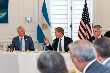 El secretario de Energía de EE.UU., Chris Wright, en su reunión en la embajada argentina en Washington, junto al embajador Alec Oxenford.