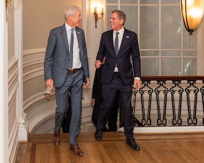 El secretario de Energía de Estados Unidos, Chris Wright, en una reunión que tuvo en la embajada de la Argentina en Washington D.C. con el embajador Alec Oxenford