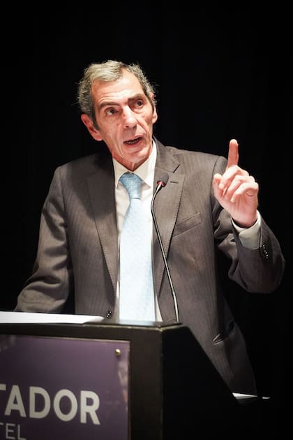 El secretario de Energía, Eduardo Rodríguez Chirillo, en el Club del Petróleo