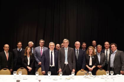 El secretario de Energía, Eduardo Rodríguez Chirillo, en el Club del Petróleo, junto a los líderes de empresas de energía