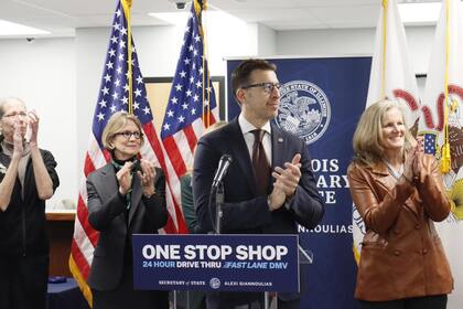 El Secretario de Estado, Alexi Giannoulias, promovió la reforma para agilizar trámites presenciales y reducir exigencias innecesarias para adultos mayores con buen historial