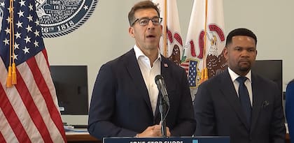 El secretario de Estado, Alexi Giannoulias, recorrió la nueva oficina junto a funcionarios locales y estatales