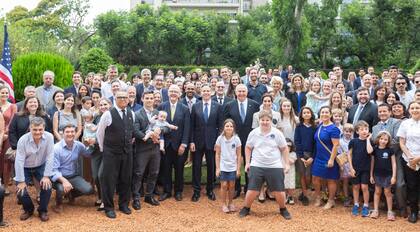 El secretario de Estado, Antony Blinken, junto al embajador Stanley y el equipo de la embajada de los Estados Unidos en Argentina