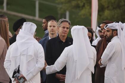 El secretario de Estado de EE. UU., Anthony Blinken, en el centro, escucha a los funcionarios durante una visita al Oxygen Park en Education City, en Doha, Qatar, el lunes 21 de noviembre de 2022.