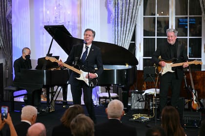 El Secretario de Estado de EE. UU., Antony Blinken, interpreta una canción de Muddy Waters durante una celebración que marca el lanzamiento de la Iniciativa de Diplomacia Musical en la Sala Benjamin Franklin del Departamento de Estado en Washington, DC, el 27 de septiembre de 2023.