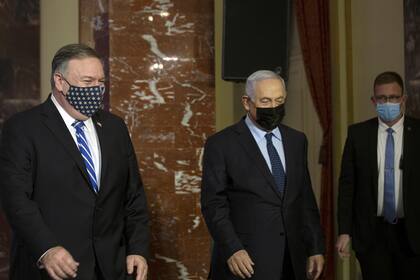 El secretario de Estado de EE. UU., Mike Pompeo y el primer ministro israelí, Benjamin Netanyahu, llegan para hacer una declaración conjunta después de reunirse en Jerusalén, el 19 de noviembre de 2020