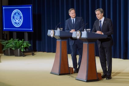 El secretario de Estado de EEUU, Antony Blinken, a la derecha, durante una reunión con el secretario de Exteriores británico, David Cameron, en el Departamento de Estado, el martes 9 de abril de 2024 en Washington