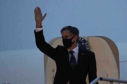 El Secretario de Estado de Estados Unidos, Antony Blinken antes de abordar un avión rumbo a Anchorage, en la base aérea Osan en Pyeongtaek, Corea del Sur