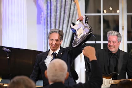 El secretario de Estado de Estados Unidos, Antony Blinken, sostiene una guitarra después de actuar durante una celebración que marca el lanzamiento de la Iniciativa de Diplomacia Musical en la Sala Benjamin Franklin del Departamento de Estado en Washington, DC, el 27 de septiembre de 2023.