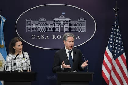 El secretario de Estado de Estados Unidos, Antony Blinken y la ministra Diana Mondino durante una reciente conferencia de prensa en la Casa Rosada.