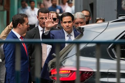 El secretario de Estado de Estados Unidos, Marco Rubio, saluda a la prensa en Nueva Delhi, donde se encontraba de gira