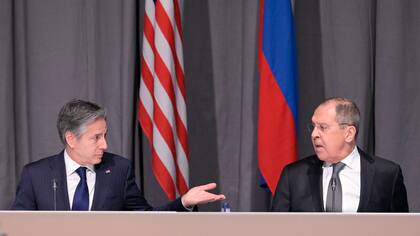 El secretario de Estado estadounidense Antony Blinken, izquierda, y el canciller ruso Serguei Lavrov, se reunieron este jueves al margen de la conferencia de la Organización para la Seguridad y Cooperación en Europa en Estocolmo, Suecia
