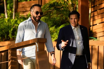 El secretario de Estado Marco Rubio conversa con el presidente de El Salvador, Nayib Bukele, en su residencia en Lago Coatepeque, en El Salvador, el 3 de febrero de 2025. (AP/Mark Schiefelbein, Pool)