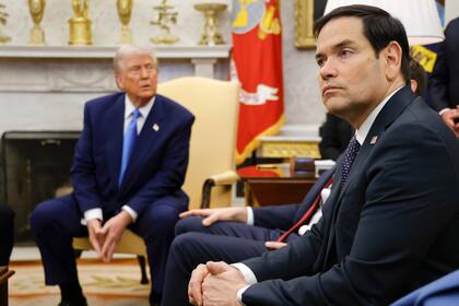 El secretario de Estado Marco Rubio escucha al presidente Donald Trump (Ludovic Marin/Pool via AP)