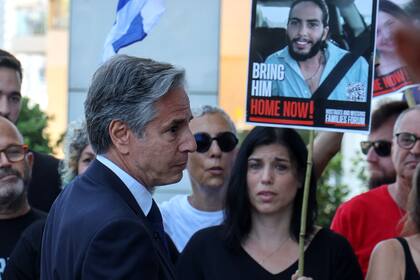 El secretario de Estado norteamericano, Antony Blinken, se reúne con familiares y simpatizantes de los rehenes durante una visita a Tel Aviv