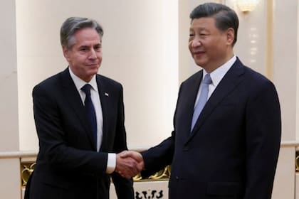 El secretario de Estado norteamericano, Antony Blinken (izquierda) saluda al presidente chino, Xi Jinping, el 19 de junio de 2023 en Pekín