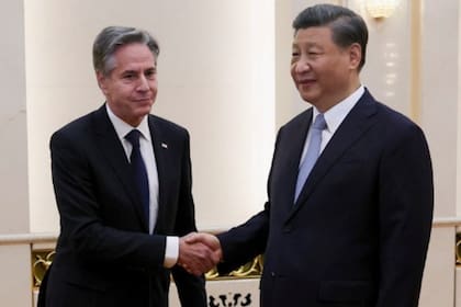 El secretario de Estado norteamericano, Antony Blinken saluda al presidente chino, Xi Jinping, el 19 de junio de 2023 en Pekín