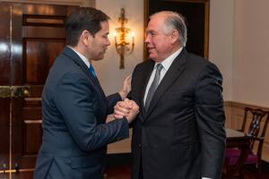 El secretario de Estado norteamericano, Marco Rubio, estrecha la mano del canciller Gerardo Werthein