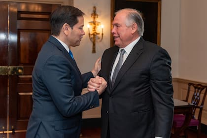 El secretario de Estado norteamericano, Marco Rubio, estrecha la mano del canciller Gerardo Werthein.