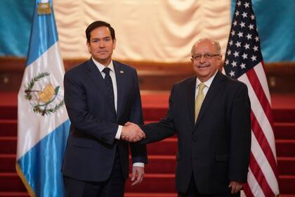 El secretario de Estado norteamericano, Marco Rubio, con el ministro de exteriores de Guatemala, Carlos Ramiro Martínez, en Ciudad de Guatemala, el 5 de febrero del 2025. (AP/Mark Schiefelbein)